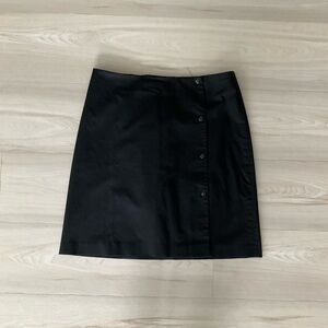 Lightweight skirt with snaps